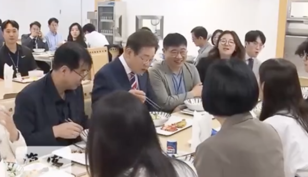 股票配资app下载 韩总统李在明在“饭桌”上长袖善舞 亲民风格获赞！